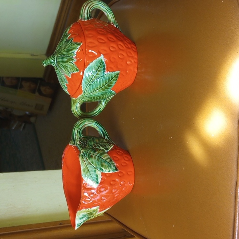 Vintage Painted Ceramic Red & Green Strawberry Sugar Bowl & Creamer Set - Picture 2 of 12